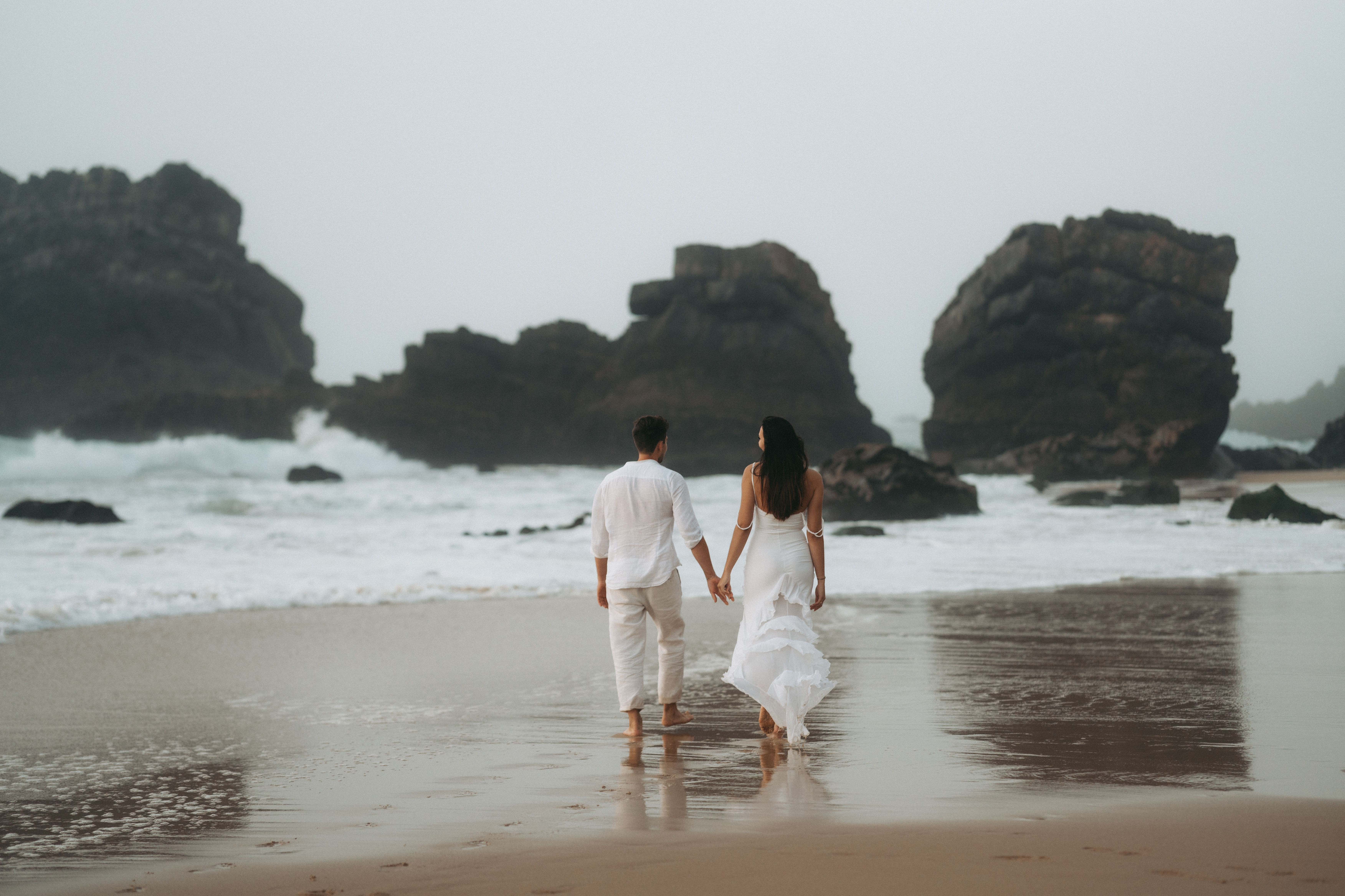 Tania e Sebastian insieme sulla spiaggia